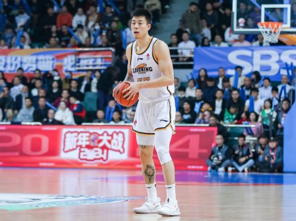 屋漏偏逢連夜雨！張鎮(zhèn)麟7中1僅得2分2板4助 末節(jié)受傷離場